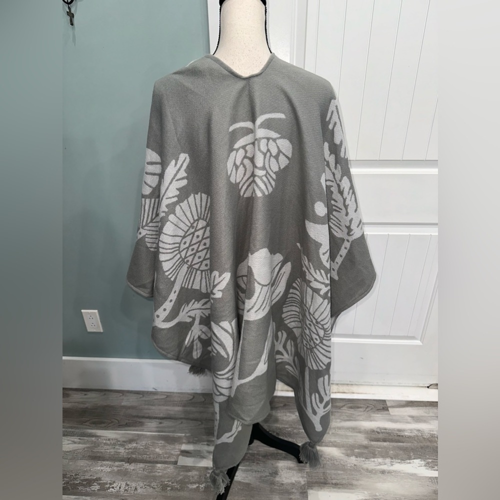 Soft Surroundings Heavenly Soft Frosted Cape Poncho In gray ONE SIZE - Picture 6 of 7